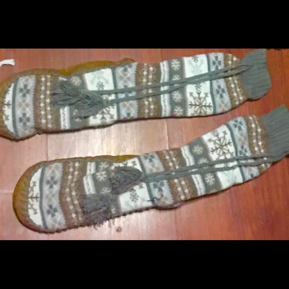 Scarfs beanie hats slippers lot mint condition - Picture 5 of 8